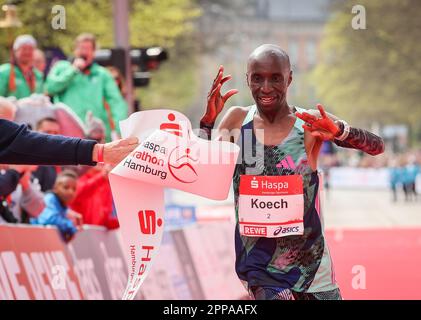 Hamburg, Deutschland. 23. April 2023. Marathon. Bernard Koech aus Kenia feiert seinen Sieg beim Hamburger Marathon. Etwa 11.800 Teilnehmer nahmen an der 37. Ausgabe des Hamburger Marathons Teil. Kredit: Christian Charisius/dpa/Alamy Live News Stockfoto