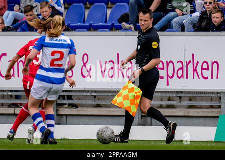 Zwolle, Niederlande. 23. April 2023. ZWOLLE, NIEDERLANDE - APRIL 23: Stellvertretender Schiedsrichter Lennart Fledderus während des Spiels Azerion Eredivisie Vrouwen zwischen PEC Zwolle und FC Twente im MAC³-PARK-Stadion am 23. April 2023 in Zwolle, Niederlande (Foto von Pieter van der Woude/Orange Pictures). Credit: Orange Pics BV/Alamy Live News Stockfoto