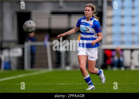 Zwolle, Niederlande. 23. April 2023. ZWOLLE, NIEDERLANDE - APRIL 23: Inske Weiman von PEC Zwolle läuft mit dem Ball während des Spiels Azerion Eredivisie Vrouwen zwischen PEC Zwolle und FC Twente am 23. April 2023 im MAC³ PARK Stadion in Zwolle, Niederlande (Foto von Pieter van der Woude/Orange Pictures). Credit: Orange Pics BV/Alamy Live News Stockfoto