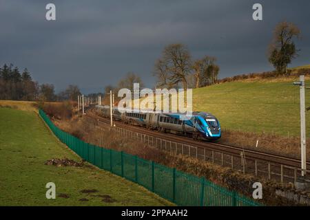 Der erste von CAF gebaute TransPennine Express Klasse 397 (397001) im Passagierservice auf der Hauptstrecke an der Westküste mit einem Zug vom Flughafen Manchester nach Edinburgh Stockfoto