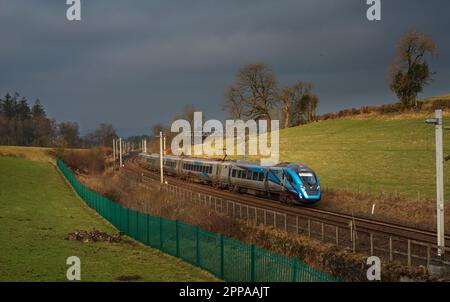 Der erste von CAF gebaute TransPennine Express Klasse 397 (397001) im Passagierservice auf der Hauptstrecke an der Westküste mit einem Zug vom Flughafen Manchester nach Edinburgh Stockfoto