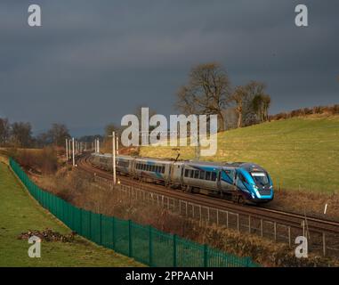 Der erste von CAF gebaute TransPennine Express Klasse 397 (397001) im Passagierservice auf der Hauptstrecke an der Westküste mit einem Zug vom Flughafen Manchester nach Edinburgh Stockfoto