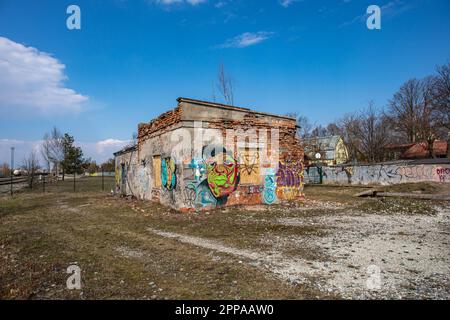 Verlassenes und verfallenes Graffiti-bedecktes Ziegelgebäude auf dem Ödland im Stadtteil Kalamaja in Tallinn, Estland Stockfoto