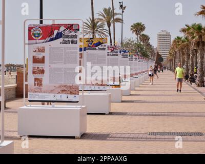 Ausstellung "400 Jahre Konsulate in Malaga". Promenade von Los Boliches, Fuengirola, Málaga, Spanien. Stockfoto