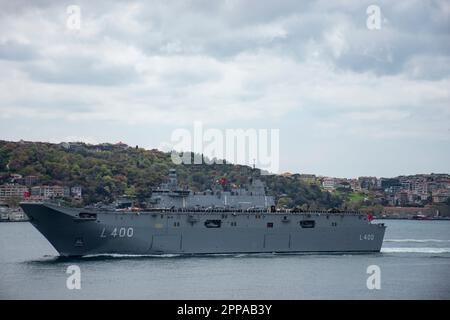 Landung Linkslenkerschiff L400 Anadolu vom Bosporus zum Schwarzen Meer mit Baykar Bayraktar TB3, Kizilelma, Superkobra Ortakoy Istanbul 23,04.2023 Stockfoto