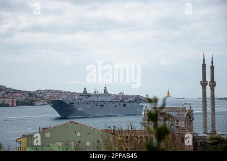 Landung Linkslenkerschiff L400 Anadolu vom Bosporus zum Schwarzen Meer mit Baykar Bayraktar TB3, Kizilelma, Superkobra Ortakoy Istanbul 23,04.2023 Stockfoto