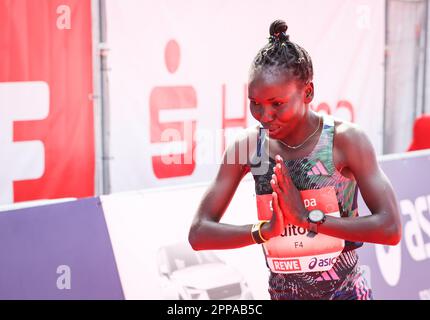 Hamburg, Deutschland. 23. April 2023. Marathon. Dorcas Tuitoek aus Kenia feiert ihren Sieg beim Hamburger Marathon. Etwa 11.800 Teilnehmer nahmen an der 37. Ausgabe des Hamburger Marathons Teil. Kredit: Christian Charisius/dpa/Alamy Live News Stockfoto