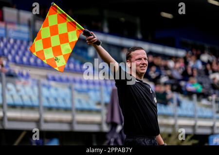 Zwolle, Niederlande. 23. April 2023. ZWOLLE, NIEDERLANDE - APRIL 23: Stellvertretender Schiedsrichter Melvin Schuurman während des Spiels Azerion Eredivisie Vrouwen zwischen PEC Zwolle und FC Twente im MAC³-PARK-Stadion am 23. April 2023 in Zwolle, Niederlande (Foto von Pieter van der Woude/Orange Pictures). Credit: Orange Pics BV/Alamy Live News Stockfoto