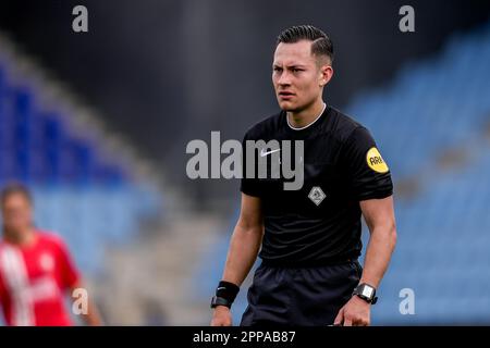 Zwolle, Niederlande. 23. April 2023. ZWOLLE, NIEDERLANDE - APRIL 23: Schiedsrichter Andy Wolff schaut beim Azerion Eredivisie Vrouwen Match zwischen PEC Zwolle und FC Twente im MAC³-PARK-Stadion am 23. April 2023 in Zwolle, Niederlande (Foto von Pieter van der Woude/Orange Pictures). Credit: Orange Pics BV/Alamy Live News Stockfoto