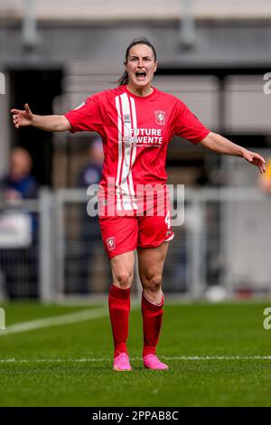 Zwolle, Niederlande. 23. April 2023. ZWOLLE, NIEDERLANDE - APRIL 23: Caitlin Dijkstra vom FC Twente reagiert während des Spiels Azerion Eredivisie Vrouwen zwischen PEC Zwolle und FC Twente am 23. April 2023 im MAC³-PARK-Stadion in Zwolle, Niederlande (Foto: Pieter van der Woude/Orange Pictures). Gutschrift: Orange Pics BV/Alamy Live News Stockfoto