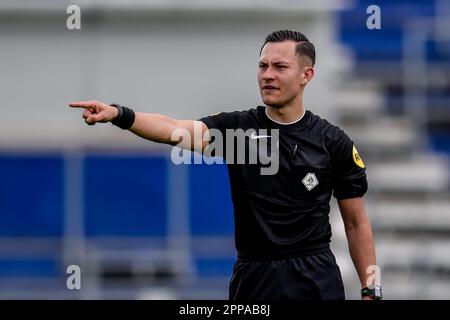 Zwolle, Niederlande. 23. April 2023. ZWOLLE, NIEDERLANDE - APRIL 23: Schiedsrichter Andy Wolff reagiert während des Spiels Azerion Eredivisie Vrouwen zwischen PEC Zwolle und FC Twente am 23. April 2023 im MAC³-PARK-Stadion in Zwolle, Niederlande (Foto: Pieter van der Woude/Orange Pictures). Credit: Orange Pics BV/Alamy Live News Stockfoto