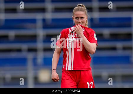 Zwolle, Niederlande. 23. April 2023. ZWOLLE, NIEDERLANDE - APRIL 23: Kim Everaerts vom FC Twente sieht beim Spiel Azerion Eredivisie Vrouwen zwischen PEC Zwolle und FC Twente am 23. April 2023 im MAC³ PARK Stadion in Zwolle, Niederlande, deprimiert aus (Foto von Pieter van der Woude/Orange Pictures). Credit: Orange Pics BV/Alamy Live News Stockfoto
