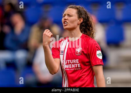 Zwolle, Niederlande. 23. April 2023. ZWOLLE, NIEDERLANDE - APRIL 23: Fenna Kalma vom FC Twente reagiert während des Spiels Azerion Eredivisie Vrouwen zwischen PEC Zwolle und FC Twente am 23. April 2023 im MAC³ PARK Stadion in Zwolle, Niederlande (Foto von Pieter van der Woude/Orange Pictures). Credit: Orange Pics BV/Alamy Live News Stockfoto