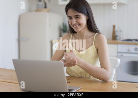 Glückliche, positive lateinische Schülerin mit Taubheit, Hörbehinderung Stockfoto