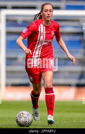 Zwolle, Niederlande. 23. April 2023. ZWOLLE, NIEDERLANDE - APRIL 23: Suzanne Giesen vom FC Twente dribbelt während des Spiels Azerion Eredivisie Vrouwen zwischen PEC Zwolle und FC Twente am 23. April 2023 im MAC³-PARK-Stadion in Zwolle, Niederlande (Foto von Pieter van der Woude/Orange Pictures) Guthaben: Orange Pics BV/Alamy Live News Stockfoto
