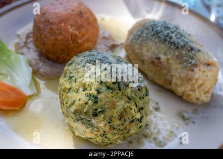 Teller mit traditionellen Semmelknodel (Canederli)-Brotknödeln, Sterzing-Vipiteno, Trentino-Alto Adige/Sudtirol, Italien Stockfoto