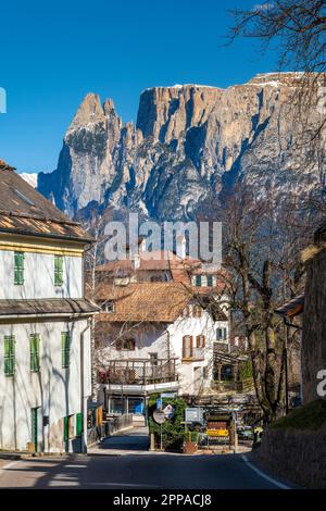 Malerischer Blick auf eine Straße in Klobenstein-Collalbo mit Schlerngruppe-Sciliar-Gebirgsgruppe dahinter, Ritten-Renon, Trentino-Alto Adige/Sudtirol, Italien Stockfoto