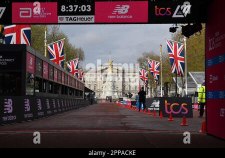 London, Großbritannien. 23. April 2023. 23. April 2023, London, England; TCS 2023 London Marathon; Ein Blick von der Ziellinie zurück zur Mall in Richtung Buckingham Palace Credit: Action Plus Sports Images/Alamy Live News Stockfoto