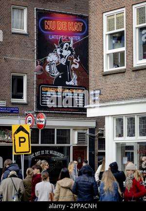 AMSTERDAM - Cafe Kat in de Wijngaard bereitet sich auf den Königstag vor. Die letzten Vorbereitungen für den Königstag werden in der Hauptstadt getroffen. ANP ROBIN VAN LONKHUIJSEN niederlande raus - belgien raus Stockfoto