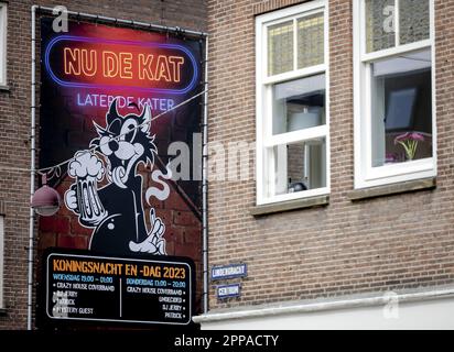 AMSTERDAM - Cafe Kat in de Wijngaard bereitet sich auf den Königstag vor. Die letzten Vorbereitungen für den Königstag werden in der Hauptstadt getroffen. ANP ROBIN VAN LONKHUIJSEN niederlande raus - belgien raus Stockfoto