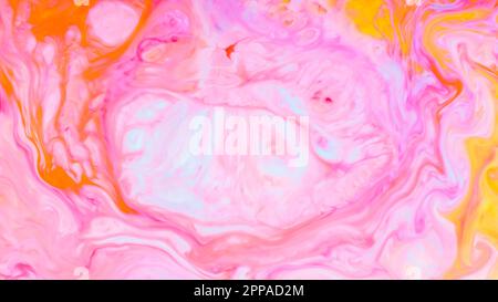 Flüssige Art. Abstrakter, farbenfroher Hintergrund. Bunte Flecken auf der Wasseroberfläche Stockfoto