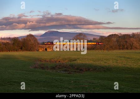 Der Network Rail-Zug zur Erkennung von Normallinien überwacht die Strecke, die am Melling-Viadukt mit Ingleborough dahinter vorbeifährt, Yorkshire, Großbritannien Stockfoto