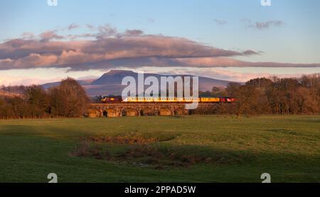 Der Network Rail-Zug zur Erkennung von Normallinien überwacht die Strecke, die am Melling-Viadukt mit Ingleborough dahinter vorbeifährt, Yorkshire, Großbritannien Stockfoto