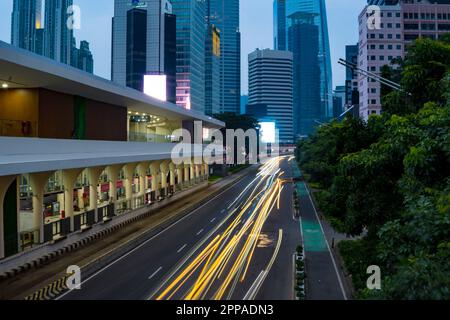 Jakarta, Indonesien. 23. April 2023. Die Stadtbeleuchtung verläuft gegen die Gebäude. Auf Jalan Jenderal Sudirman. Jakarta. Langzeitbelichtung. Motio Stockfoto