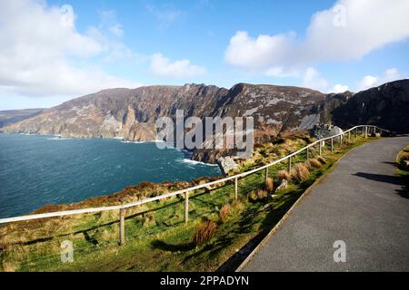 Haltegriff oben auf den Klippen am Aussichtsbereich sliabh liag slieve League Cliffs County donegal republik irland Stockfoto