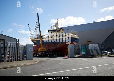 Fischerboot auf hartem Stand im Zentrum des Fischereihafens killybegs Schiffswerft Abteilung Schiffstechnik Grafschaft donegal republik irland Stockfoto