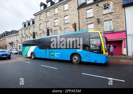 Transport nach irland volvo Bus nach donegal Stadt auf dem Hauptplatz donegal Stadt Grafschaft donegal republik irland Stockfoto