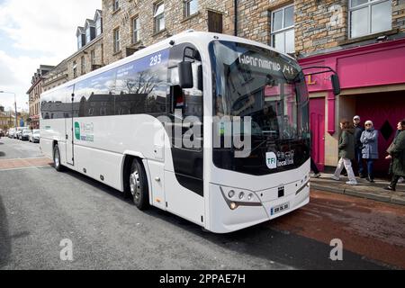 Transport nach irland lokaler Link Bus nach glencolmcille auf dem Hauptplatz donegal Stadt Grafschaft donegal republik irland Stockfoto