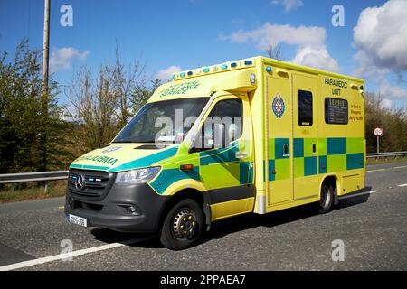 National Ambulance Service Sanitäter Notfall Ambulanz Fahrzeug Teil des Präsidenten bidens Autokolonne auf offiziellem Staatsbesuch in Irland am N5. Outsi Stockfoto