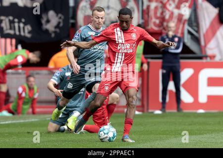 ENSCHEDE - (lr) Tobias Lauritsen von Sparta Rotterdam, Joshua Brenet vom FC Twente während des niederländischen Premier-League-Spiels zwischen dem FC Twente und der Sparta Rotterdam am 22. April 2023 im Stadion De Grolsch Veste in Enschede, Niederlande. ANP JEROEN PUTMANS Stockfoto
