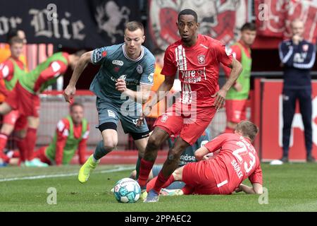 ENSCHEDE - (lr) Tobias Lauritsen von Sparta Rotterdam, Joshua Brenet vom FC Twente während des niederländischen Premier-League-Spiels zwischen dem FC Twente und Sparta Rotterdam am 22. April 2023 im Stadion De Grolsch Veste in Enschede, Niederlande. ANP JEROEN PUTMANS Stockfoto