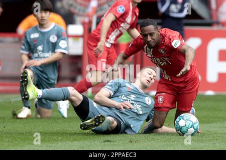 ENSCHEDE - (lr) Tobias Lauritsen von Sparta Rotterdam, Joshua Brenet vom FC Twente während des niederländischen Premier-League-Spiels zwischen dem FC Twente und der Sparta Rotterdam am 22. April 2023 im Stadion De Grolsch Veste in Enschede, Niederlande. ANP JEROEN PUTMANS Stockfoto