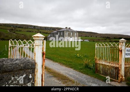 Privates Bauernhaus, das für das zerklüftete Inselhaus in der Serie Pater Ted The burren County clare republic of ireland genutzt wurde Stockfoto