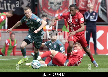 ENSCHEDE - (lr) Tobias Lauritsen von Sparta Rotterdam, Joshua Brenet vom FC Twente während des niederländischen Premier-League-Spiels zwischen dem FC Twente und der Sparta Rotterdam am 22. April 2023 im Stadion De Grolsch Veste in Enschede, Niederlande. ANP JEROEN PUTMANS Stockfoto