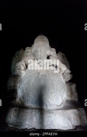 Die Ganesha-Statue aus einem riesigen Felsen, Kadalekalu Ganesha tempe in Hampi, Karnataka, Indien, Asien Stockfoto