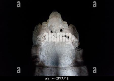 Die Ganesha-Statue aus einem riesigen Felsen, Kadalekalu Ganesha tempe in Hampi, Karnataka, Indien, Asien Stockfoto