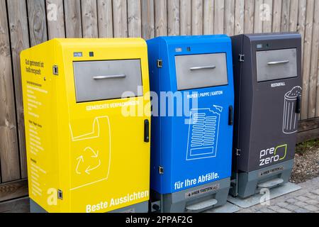 Abfalltrennung: Gelber Behälter für Mischverpackungen, blauer Behälter für Papier und Karton und grauer Behälter für Restabfälle Stockfoto