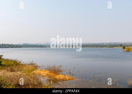 Von Palmen umgebener See in Karnataka, Indien, Asien Stockfoto