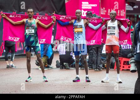 London, Großbritannien. 23. April 2023 (L bis R) Tamirat Tola (ETH) 2., Kelvin Kiptum (KEN), Gewinner der Elite, und Geoffrey Kamworor (KEN) 3. feiern am Ende des TCS London Marathon. 45.000 Spitzensportler, Clubläufer und Spaßläufer nehmen an der beliebten jährlichen Massenveranstaltung Teil, bei der große Summen für wohltätige Zwecke gesammelt werden. Kredit: Stephen Chung / EMPICS / Alamy Live News Stockfoto