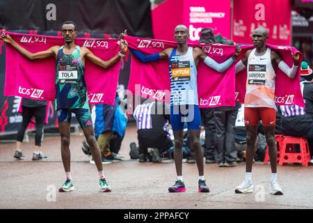 London, Großbritannien. 23. April 2023 (L bis R) Tamirat Tola (ETH) 2., Kelvin Kiptum (KEN), Gewinner der Elite, und Geoffrey Kamworor (KEN) 3. feiern am Ende des TCS London Marathon. 45.000 Spitzensportler, Clubläufer und Spaßläufer nehmen an der beliebten jährlichen Massenveranstaltung Teil, bei der große Summen für wohltätige Zwecke gesammelt werden. Kredit: Stephen Chung / EMPICS / Alamy Live News Stockfoto