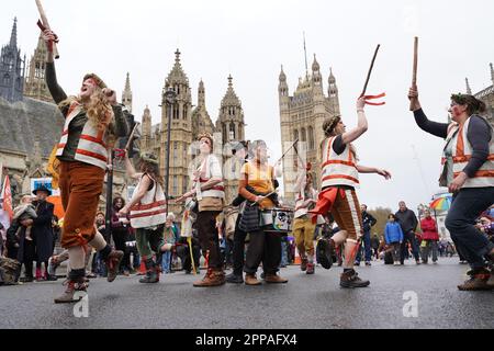 Die Demonstranten der Aussterbenden Rebellion nehmen an einer Kundgebung in London Teil, an dem dritten Tag der viertägigen Aktion der Umweltaktionsgruppe, die sie "der große" genannt haben. Foto: Sonntag, 23. April 2023. Stockfoto