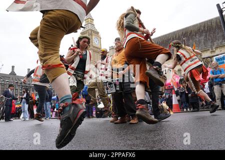 Die Demonstranten der Aussterbenden Rebellion nehmen an einer Kundgebung in London Teil, an dem dritten Tag der viertägigen Aktion der Umweltaktionsgruppe, die sie "der große" genannt haben. Foto: Sonntag, 23. April 2023. Stockfoto