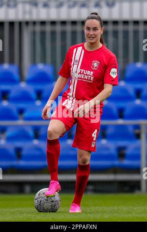 Zwolle, Niederlande. 23. April 2023. ZWOLLE, NIEDERLANDE - APRIL 23: Caitlin Dijkstra vom FC Twente kontrolliert den Ball während des Spiels Azerion Eredivisie Vrouwen zwischen PEC Zwolle und FC Twente am 23. April 2023 im MAC³ PARK Stadion in Zwolle, Niederlande (Foto von Pieter van der Woude/Orange Pictures). Guthaben: Orange Pics BV/Alamy Live News Stockfoto