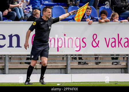 Zwolle, Niederlande. 23. April 2023. ZWOLLE, NIEDERLANDE - APRIL 23: Stellvertretender Schiedsrichter Lennart Fledderus während des Spiels Azerion Eredivisie Vrouwen zwischen PEC Zwolle und FC Twente im MAC³-PARK-Stadion am 23. April 2023 in Zwolle, Niederlande (Foto von Pieter van der Woude/Orange Pictures). Credit: Orange Pics BV/Alamy Live News Stockfoto