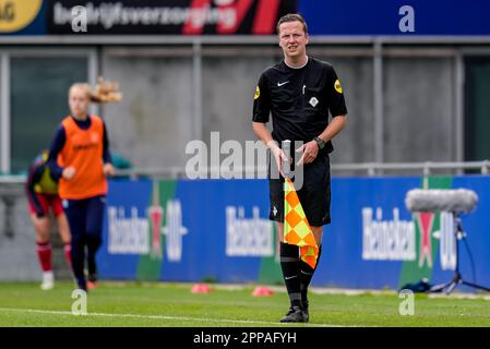 Zwolle, Niederlande. 23. April 2023. ZWOLLE, NIEDERLANDE - APRIL 23: Stellvertretender Schiedsrichter Melvin Schuurman während des Spiels Azerion Eredivisie Vrouwen zwischen PEC Zwolle und FC Twente im MAC³-PARK-Stadion am 23. April 2023 in Zwolle, Niederlande (Foto von Pieter van der Woude/Orange Pictures). Credit: Orange Pics BV/Alamy Live News Stockfoto