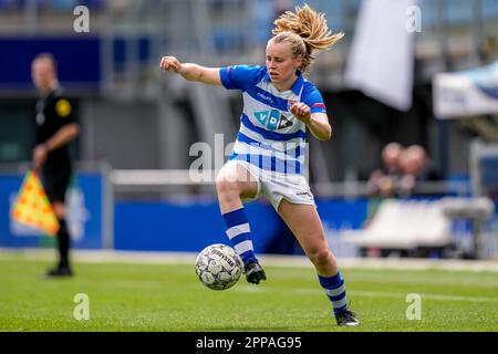 Zwolle, Niederlande. 23. April 2023. ZWOLLE, NIEDERLANDE - APRIL 23: Leonie Vliek von PEC Zwolle kontrolliert den Ball während des Spiels Azerion Eredivisie Vrouwen zwischen PEC Zwolle und FC Twente am 23. April 2023 im MAC³ PARK Stadion in Zwolle, Niederlande (Foto von Pieter van der Woude/Orange Pictures). Credit: Orange Pics BV/Alamy Live News Stockfoto